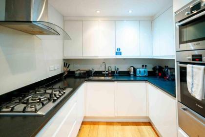 Spacious & Modern 3BRs house in central london - image 24