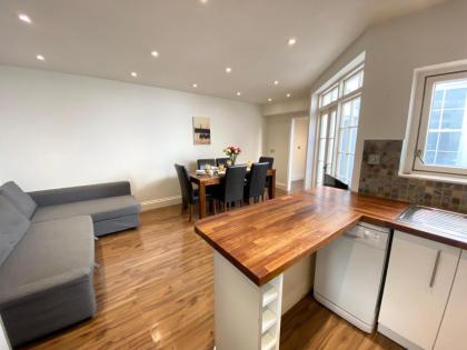 Stylish Maisonette and Studio in Victoria - image 21