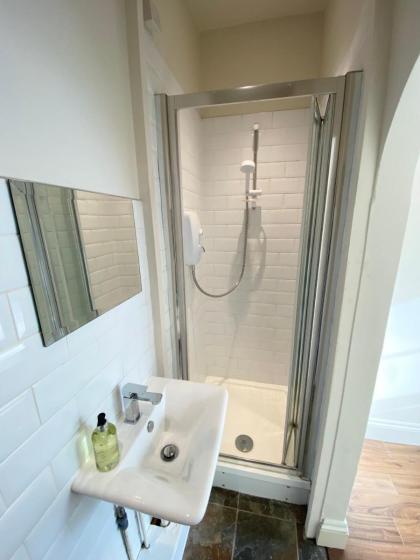Stylish Maisonette and Studio in Victoria - image 22