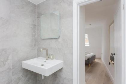 Contemporary 2 Bedroom House in Vibrant Shepherds Bush - image 22