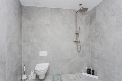 Contemporary 2 Bedroom House in Vibrant Shepherds Bush - image 23