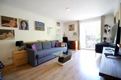 Central Fulham Apartment with parking