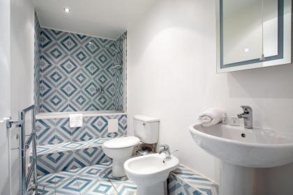 Two Bed Notting Hill Gem - image 24