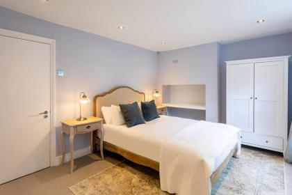 Two Bed Notting Hill Gem - image 25
