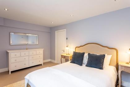 Two Bed Notting Hill Gem - image 27