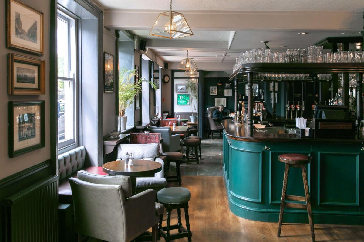 Rose And Crown Hotel - image 7
