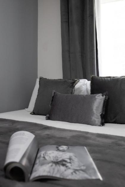 Spacious 4 Bedroom House next to Kensington Palace - image 21