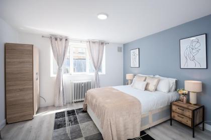Spacious 4 Bedroom House next to Kensington Palace - image 22