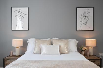 Spacious 4 Bedroom House next to Kensington Palace - image 23