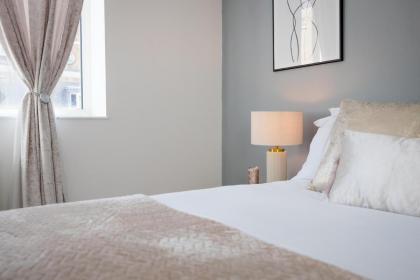 Spacious 4 Bedroom House next to Kensington Palace - image 24