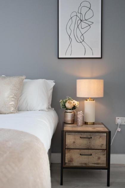 Spacious 4 Bedroom House next to Kensington Palace - image 25
