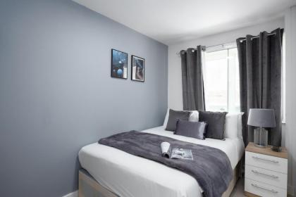 Spacious 4 Bedroom House next to Kensington Palace - image 26