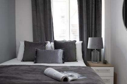 Spacious 4 Bedroom House next to Kensington Palace - image 27