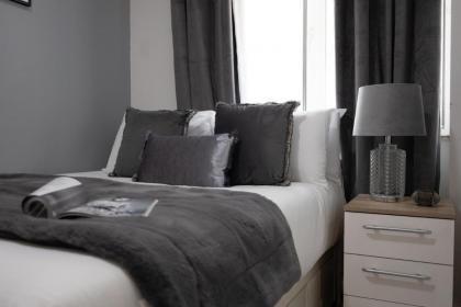 Spacious 4 Bedroom House next to Kensington Palace - image 28