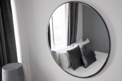 Spacious 4 Bedroom House next to Kensington Palace - image 29
