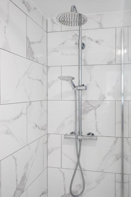 Spacious 4 Bedroom House next to Kensington Palace - image 30