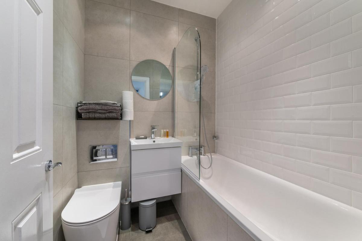 One Bedroom - Tower Bridge - London City by Prime London Stays M-9 - image 3
