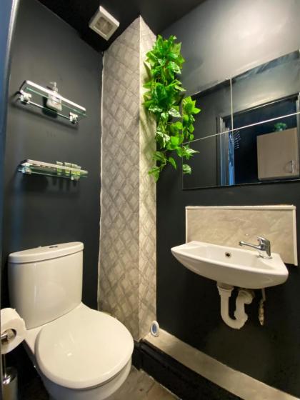 Holland Road Stays - image 21