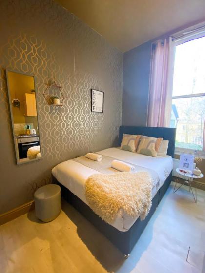 Holland Road Stays - image 22