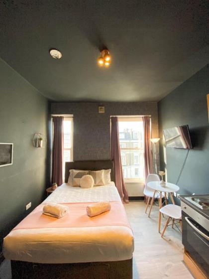 Holland Road Stays - image 26