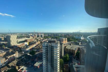 Amazing London City Skyline View & Transport Links - image 21
