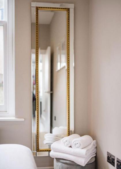 Elegant 1 bed apartment- Hampstead Village - image 26