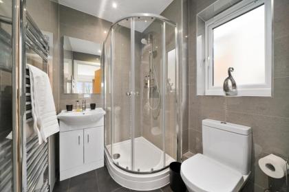London Heathrow Living Serviced Apartments by Ferndale - image 17