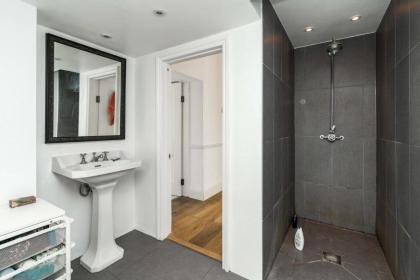Fantastic 3 Bedroom Flat West Hampstead - image 17