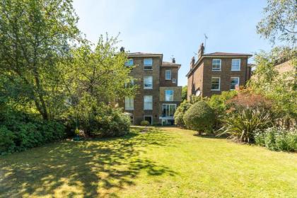 Fantastic 3 Bedroom Flat West Hampstead - image 21