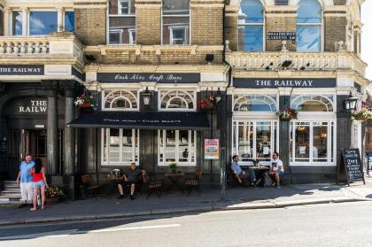 Fantastic 3 Bedroom Flat West Hampstead - image 23