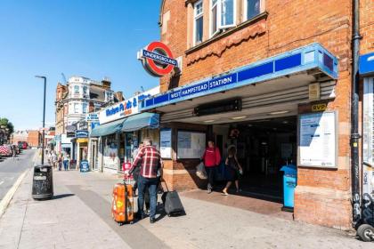 Fantastic 3 Bedroom Flat West Hampstead - image 25