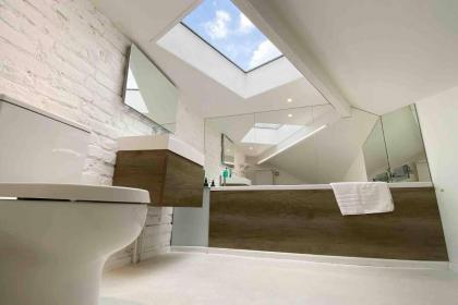 Charming 2-Bed Apt with 2 bathtub central London - image 22