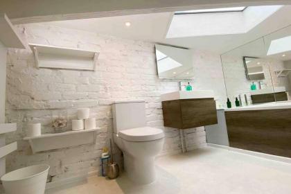 Charming 2-Bed Apt with 2 bathtub central London - image 23