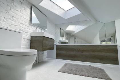 Charming 2-Bed Apt with 2 bathtub central London - image 24