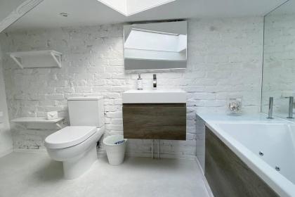 Charming 2-Bed Apt with 2 bathtub central London - image 25