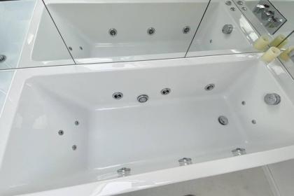 Charming 2-Bed Apt with 2 bathtub central London - image 26