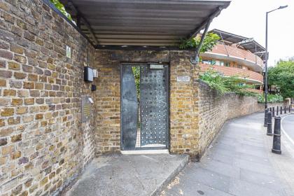 Modern Victoria Park Apartment - image 23