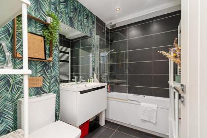 GuestReady - Artsy Penthouse in Heart of the City - image 21