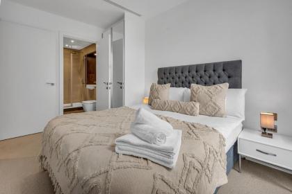 Modern 01 & 02 Bed Apartment in Canary Wharf - image 24