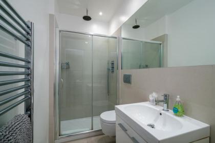 GuestReady - Chic flat in the heart of Kensington - image 24