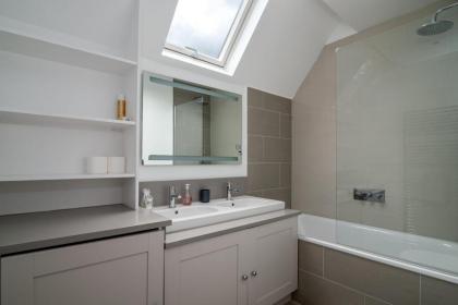 GuestReady - Chic flat in the heart of Kensington - image 25