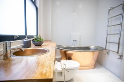 Stylish & Spacious 3Bed Home near Liverpool Street Train Station - image 27