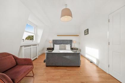 1 & 2 Bed Cosy Apartments next to Earls Court FREE WIFI - image 21