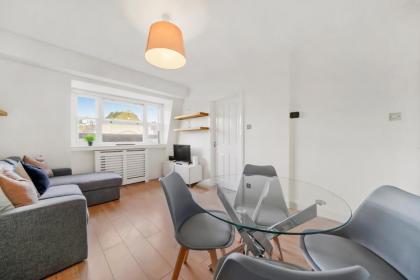 1 & 2 Bed Cosy Apartments next to Earls Court FREE WIFI - image 23