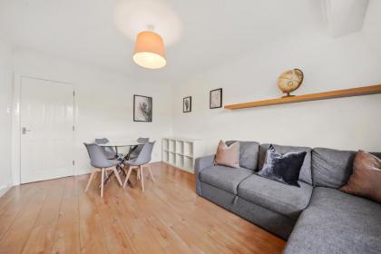 1 & 2 Bed Cosy Apartments next to Earls Court FREE WIFI - image 24