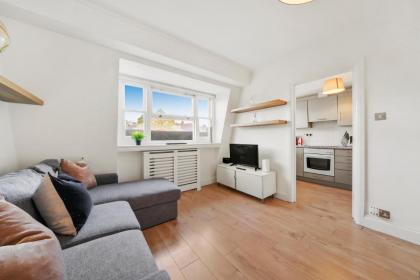 1 & 2 Bed Cosy Apartments next to Earls Court FREE WIFI - image 27