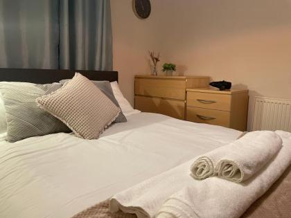 Tranquil Modern & Large Flat With Parking & Balcony - image 22