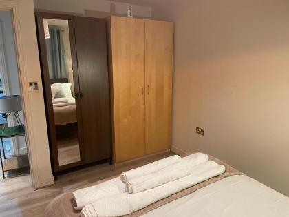 Tranquil Modern & Large Flat With Parking & Balcony - image 23