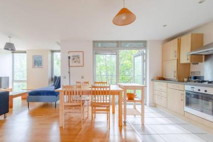 Spacious 2 Bedroom Apartment Near White City - image 21