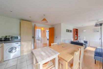 Spacious 2 Bedroom Apartment Near White City - image 22